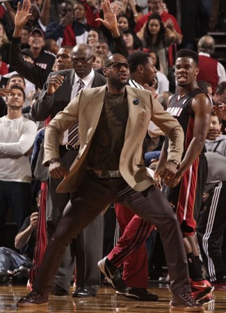 С чем носить футболку с камуфляжным принтом мужчине