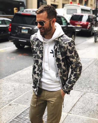 С чем носить ветровку с камуфляжным принтом мужчине
