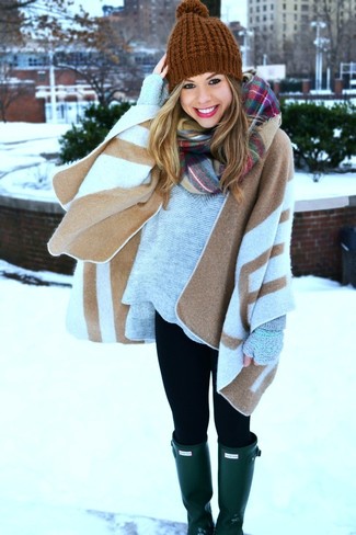 Как носить пальто-накидку с резиновыми сапогами