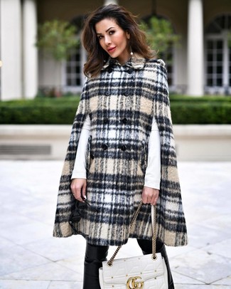 Как носить пальто-накидку с узкими брюками
