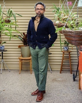 Как носить кардиган с повседневными ботинками мужчине