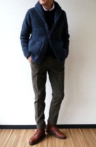 Как носить кардиган с повседневными ботинками мужчине