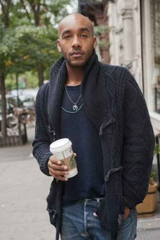 Как носить кардиган с свитером с круглым вырезом мужчине