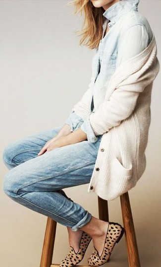 Как носить кардиган с джинсовой рубашкой женщине