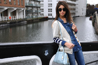 Как носить кардиган с джинсовой рубашкой женщине