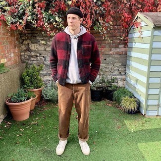 Как носить кардиган с высокими кедами мужчине