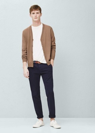 С чем носить кардиган подросткам мужчине