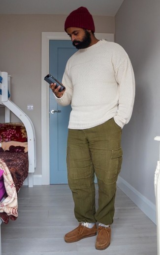 Как носить брюки карго с свитером с круглым вырезом