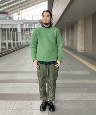 Как носить брюки карго с свитером с круглым вырезом