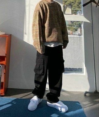 Как носить брюки карго с футболкой с круглым вырезом