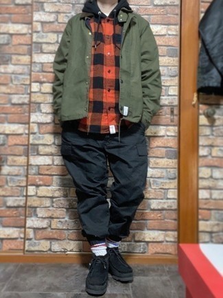 Как носить брюки карго с ботинками дезертами