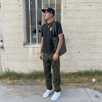 Как носить брюки карго с высокими кедами