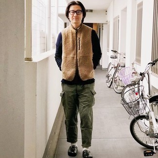 Как носить брюки карго с лоферами