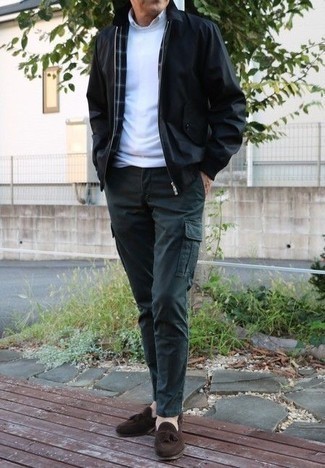 Как носить брюки карго с лоферами