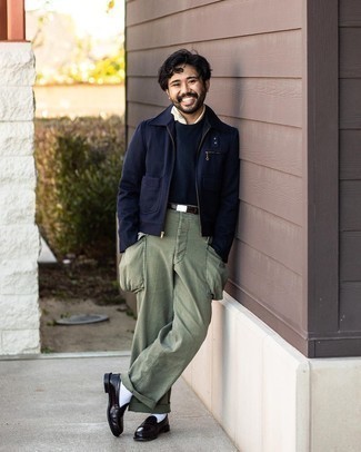 Как носить брюки карго с лоферами