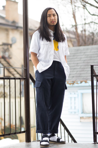 Как носить брюки карго с сандалиями