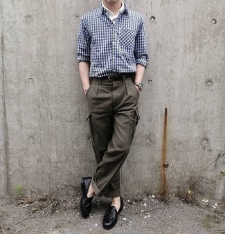 Как носить брюки карго с лоферами с кисточками