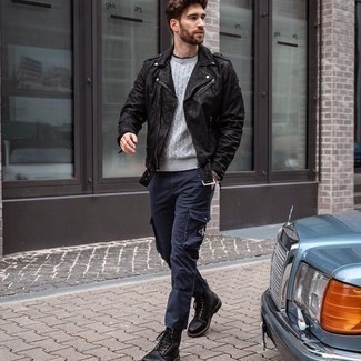Как носить повседневные ботинки с вязаным свитером мужчине