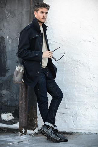 Как носить повседневные ботинки с плащом мужчине