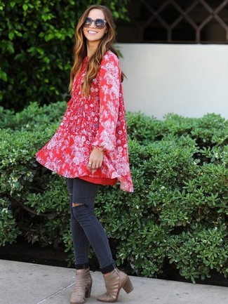 Какие джинсы носить с темно-серыми ботильонами