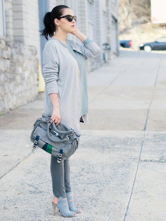 Какие открытые кардиганы носить с темно-серыми ботильонами