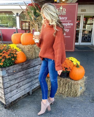 Какие свободные свитера носить с темно-серыми ботильонами