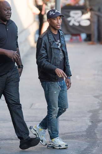 Какие косухи носить с темно-серыми кроссовками мужчине