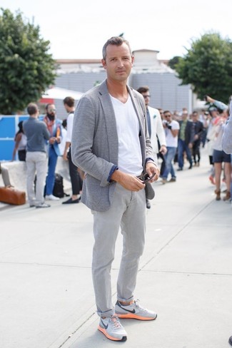 Какие пиджаки носить с темно-серыми кроссовками мужчине