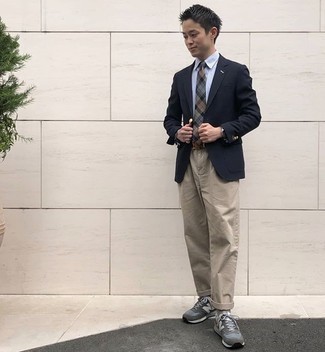 Какие пиджаки носить с темно-серыми кроссовками мужчине