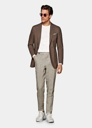 Какие пиджаки носить с темно-серыми кроссовками мужчине