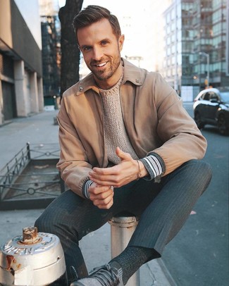 Какие бомберы носить с темно-серыми кроссовками мужчине