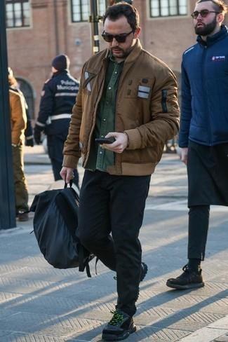 Какие бомберы носить с темно-серыми кроссовками мужчине