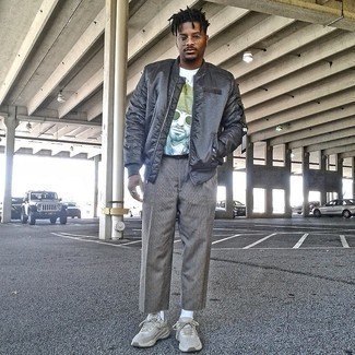 Какие бомберы носить с темно-серыми кроссовками мужчине