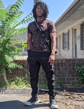 Какие брюки карго носить с темно-серыми кроссовками