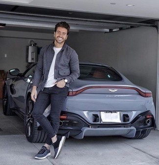 Какие джинсы носить с темно-серыми кроссовками мужчине