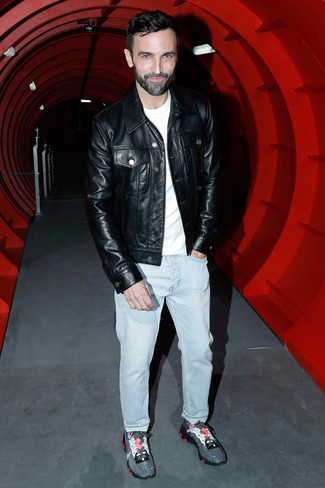 С чем носить темно-серые кроссовки мужчине