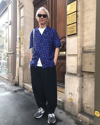 С чем носить темно-серые кроссовки мужчине