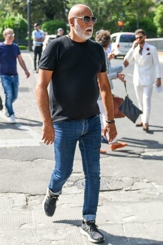 С чем носить темно-серые кроссовки мужчине