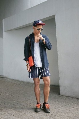 С чем носить темно-серые кроссовки мужчине