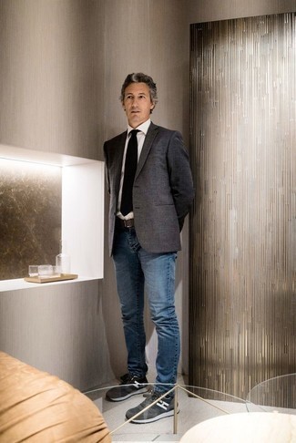 С чем носить темно-серые кроссовки мужчине