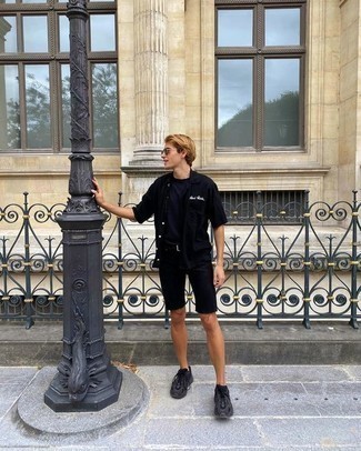 С чем носить темно-серые кроссовки мужчине