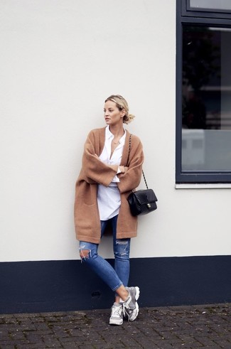 С чем носить темно-серые кроссовки женщине