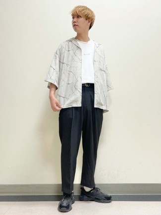 С чем носить темно-серые кроссовки мужчине