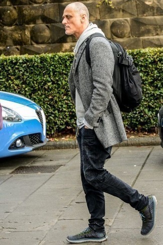 Какие длинные пальто носить с темно-серыми кроссовками