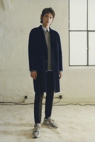 Какие длинные пальто носить с темно-серыми кроссовками