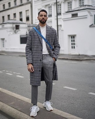 Какие длинные пальто носить с темно-серыми кроссовками