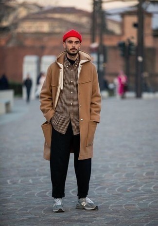 Какие длинные пальто носить с темно-серыми кроссовками