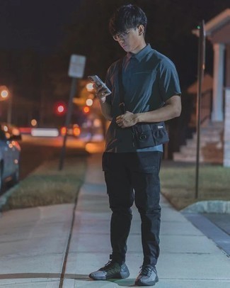 Какие футболки-поло носить с темно-серыми кроссовками мужчине