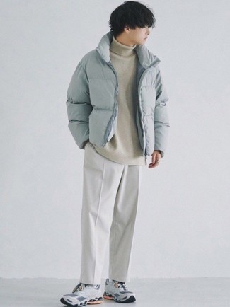 Какие куртки-пуховики носить с темно-серыми кроссовками мужчине