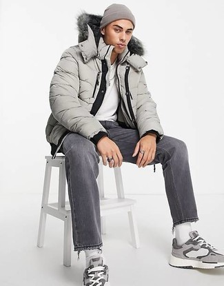 Какие куртки-пуховики носить с темно-серыми кроссовками мужчине
